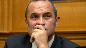 Ritratto di Enrico Costa, capogruppo alla Camera di FI, ex ministro e “garantista palindromo”