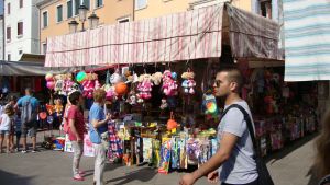 Mercato di Chioggia, vietata la vendita di merce di seconda mano: multe fino a 3 mila euro