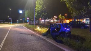 Smart si ribalta dopo l’urto con il cordolo: ferito ragazzo di 22 anni