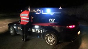 Rapinano una ragazza ferma in auto: arrestati quattro giovanissimi, due hanno 17 anni