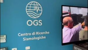 Spia e registra i terremoti: viaggio nel Centro di ricerche sismologiche dell’Ogs, fra schermi accesi 24 ore su 24, mappe e sonde