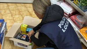 Barbiere espone olio da frittura sugli scaffali: «E’ per i capelli». Attività chiusa dai vigili