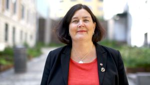 Når paven taler keiseren midt imot