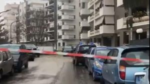 Lancia la moglie dal terrazzo e poi si butta: morti entrambi