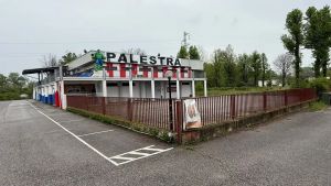 Sedicenne preso a pugni fuori dalla palestra: «Dacci tutto quello che hai»