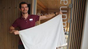 Saunaweltmeister Maik Brandenburg arbeitet seit 2020 in der Klinik Buchinger Wilhelmi