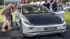 Een auto – of beter nog: een truck – bedekken met zonnecellen blijkt echt een goed idee