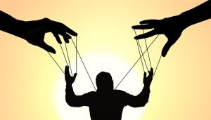 PATRIOTSKE OGRANIČENOSTI I DOMAĆE GLUPOSTI BEZ GRANICA: BOLJE BITI GLUP NEGO SMIJEŠA