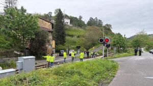 Los vecinos exigen barreras en el paso a nivel de Langreo que ya suma dos muertes en año y medio: 