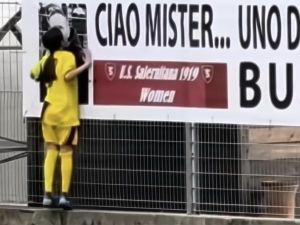 Maria, calciatrice 12enne della Salernitana, segna e corre a baciare la foto dell'allenatore morto qualche giorno prima