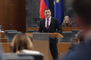 (REKLI SO) Boris Vezjak: Označene glasovnice ali ko šimpanz spesni Zdravljico