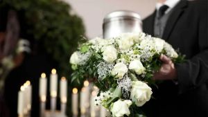 Niente esequie in chiesa se si disperdono le ceneri e stop a musiche o estranee alla fede: le nuove regole sui funerali