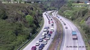 Atasco kilométrico en la autopista 