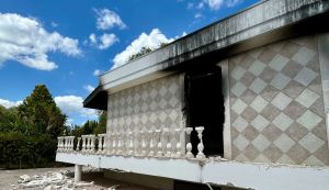 La villa confiscata di nuovo data alle fiamme. Pochi giorni fa la notizia del finanziamento per il suo recupero