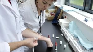 Gel douche, mascara, parfums… La Commission européenne veut rallonger de cinq ans le délai pour retirer les substances cancérogènes des cosmétiques