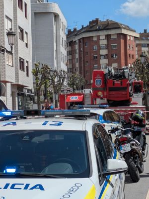 Los Bomberos de Oviedo rescatan a una mujer que había quedado inconsciente por culpa de un incendio en su vivienda