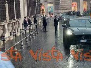 Zelensky arriva a Palazzo Chigi per incontro con Meloni. La pioggia e l’ingresso in macchina