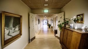 Skarp kritik af Vejle Kommune: Man truer de ældre med mange timers tørst