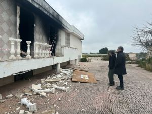 Villa incendiata, l’assessore regionale sul posto: «Strategia per fermarci, ma noi andremo avanti»