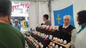 Siero rendirá homenaje a los Güevos Pintos en el parque de la Pola con una figura de tres metros de altura decorada por las artesanas