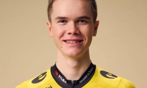 V dresu Visme-Lease a Bike nase opozarja mladi Sven Aleksander Mernik