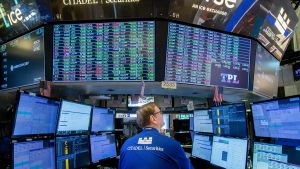 Wall Street se acerca a máximos históricos mientras Europa corrige por resultados