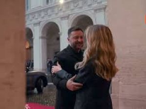 L'abbraccio tra Meloni e Zelensky all'arrivo del Presidente ucraino a Palazzo Chigi