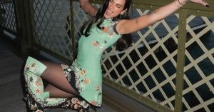 O que é a tendência “pasta de dente” de Dua Lipa que faz a moda sorrir?