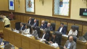 La portavoz de Vox en Gijón abandona el Pleno tras una bronca con Podemos: 