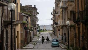 Tra i fantasmi di Niscemi: “La nostra vita è intrappolata nelle case vuote e noi siamo accampati altrove”