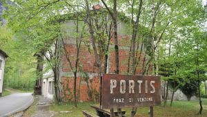 Viaggio a Portis, il paese fantasma fermo alla notte dell'Orcolat: 