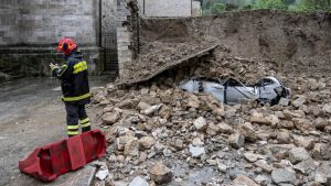 Crolla il muro di Porta Romana, il racconto choc di Emma: “La mia auto schiacciata, sono viva per miracolo”
