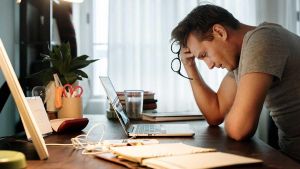 Ammalarsi di lavoro: aumentano le denunce, ma ottenere il riconoscimento di disturbi fisici e “tecnostress” è un’impresa