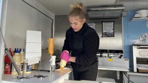 Særlig pølsevogn genåbner med 21-årige Frederikke bag disken: - Det er mit hjert...