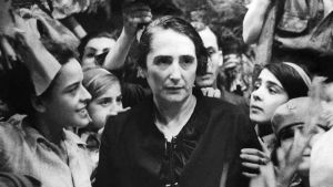 Medio siglo casi sin mujeres