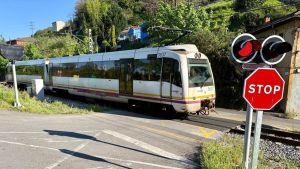 Los maquinistas se suman a los vecinos y piden instalar barreras en el paso a nivel de Langreo que contabiliza dos muertes en año y medio: 