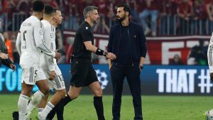 Roberto Gómez señala al árbitro: 