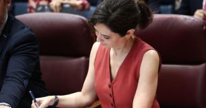 Ayuso, sin balas: Irán, China, Ábalos y hasta ETA para tapar 