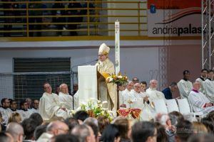 In Cattedrale adorazione eucaristica per il vescovo Domenico Basile