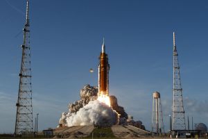 It’s Up to SpaceX and Blue Origin to Stick the Moon Landing