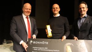 Etwas Weissmalerei auf schwarzem Grund