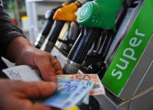 Benzina e diesel, i prezzi scendono: fino a 2,5 euro in meno sul pieno