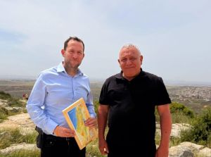 Eisenkot visits illegal settlement outpost, site of severe assault against Israeli lawyer