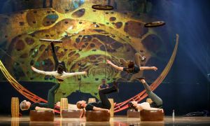 V zakulisju svetovnega cirkusa: prostor za akrobacije, kostumi in kuhinja za 100 ljudi