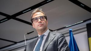 Cuerpo avisa en el FMI del coste económico de la guerra de Irán y estudia implementar el teletrabajo para los funcionarios