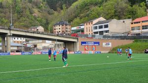 Los insultos a los árbitros de un grupo de aficionados del Narcea llevan al cierre del campo cangués durante un partido