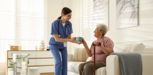 ¿Quién cuida a quienes cuidan? Los riesgos invisibles del servicio de ayuda a domicilio