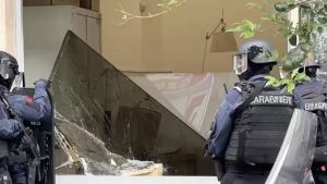 La rapina in banca a Napoli, cosa è successo: l'allarme di un passante, i banditi armati, i 25 ostaggi, le cassette di sicurezza forzate e la fuga dalle fogne