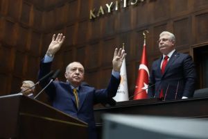 Majesteleri, muhalefetini arıyor