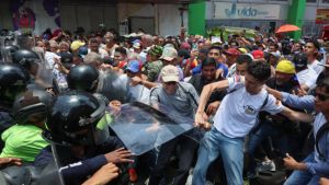 Honderd donkere nachten in de gevangenis voor Maduro, terwijl Venezuela aarzelend wat licht ziet